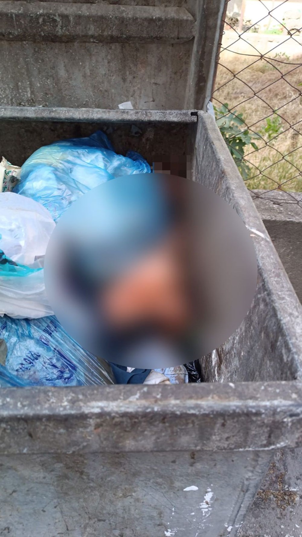 Çöpteki parçalanmış ceset vahşetinde beyaz kova ayrıntısı - 1