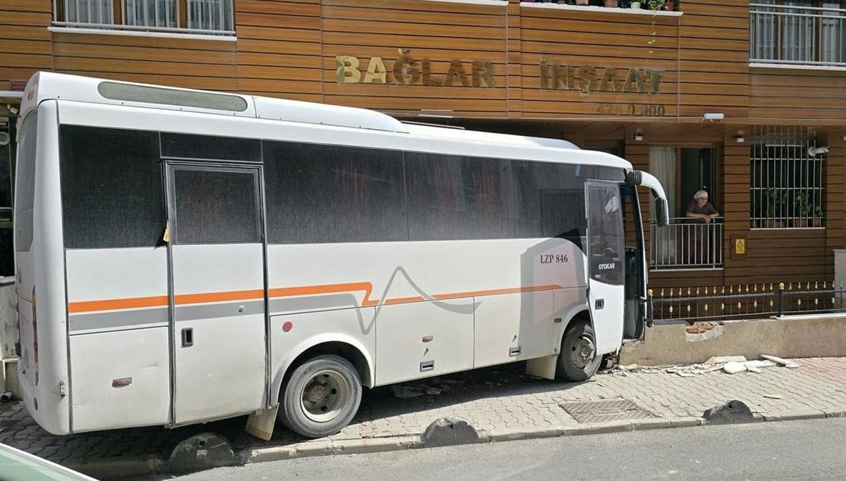 İstanbul'da servis aracı binaya çarptı İstanbul'da servis aracı binaya çarptı