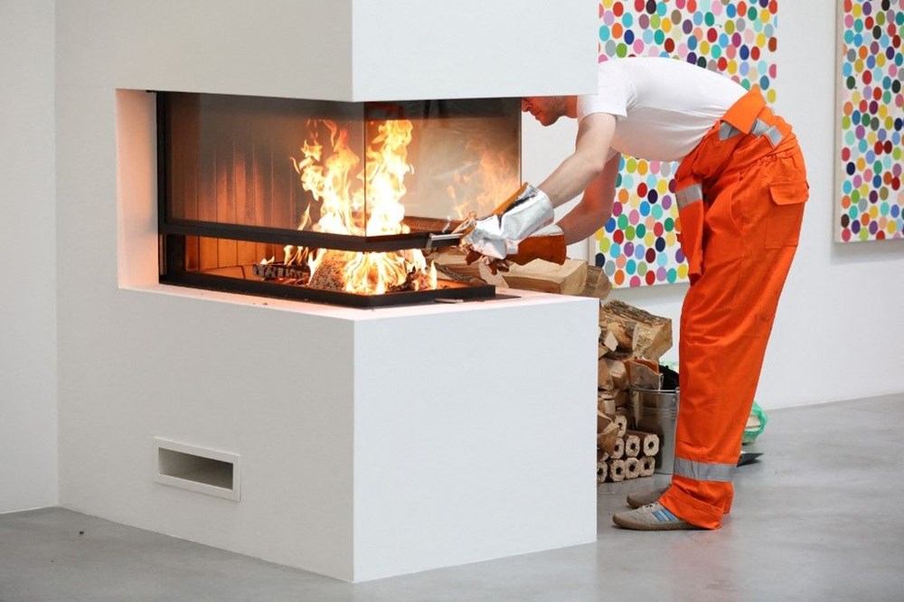İngiltere’nin
en zengin sanatçısı Damien Hirst milyonlarca dolar değerindeki sanat eserini
ateşe verdi - 5