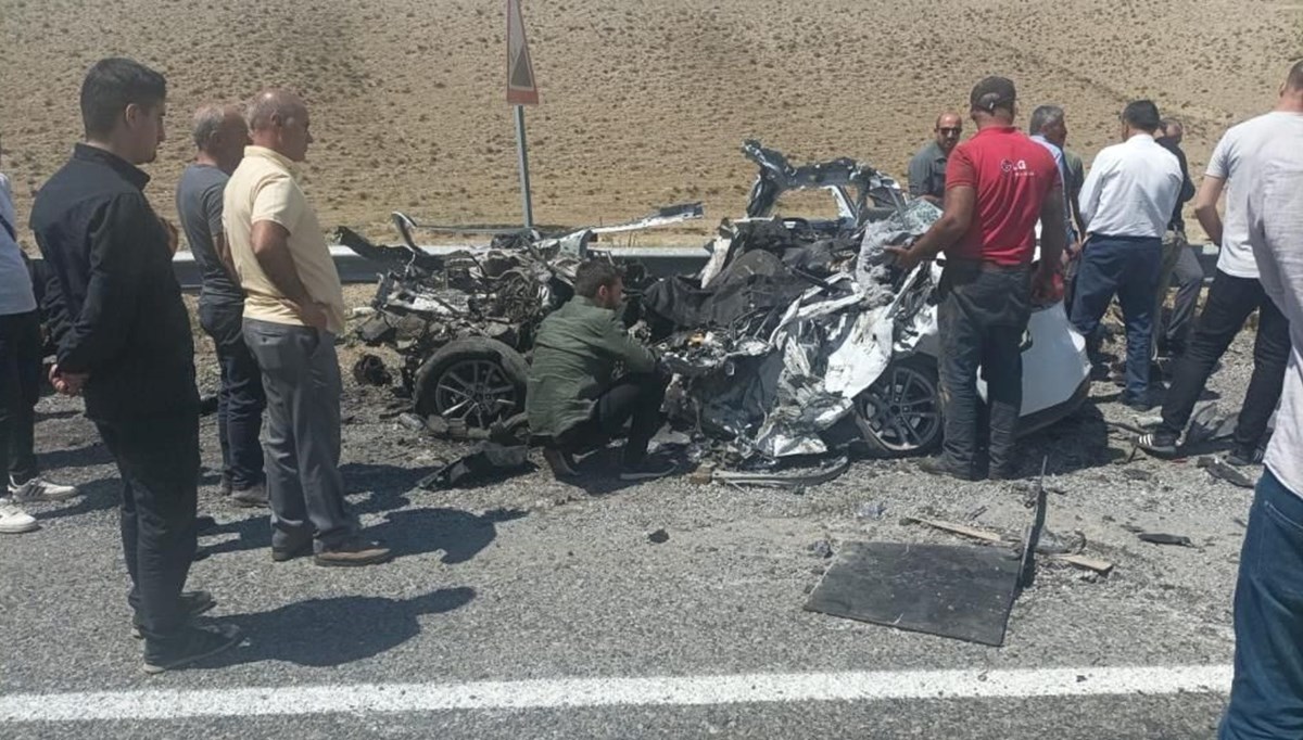 Van'da askeri araç ile otomobil çarpıştı: 1 ölü, 12 asker yaralı Van'da askeri araç ile otomobil çarpıştı: 1 ölü, 12 asker yaralı