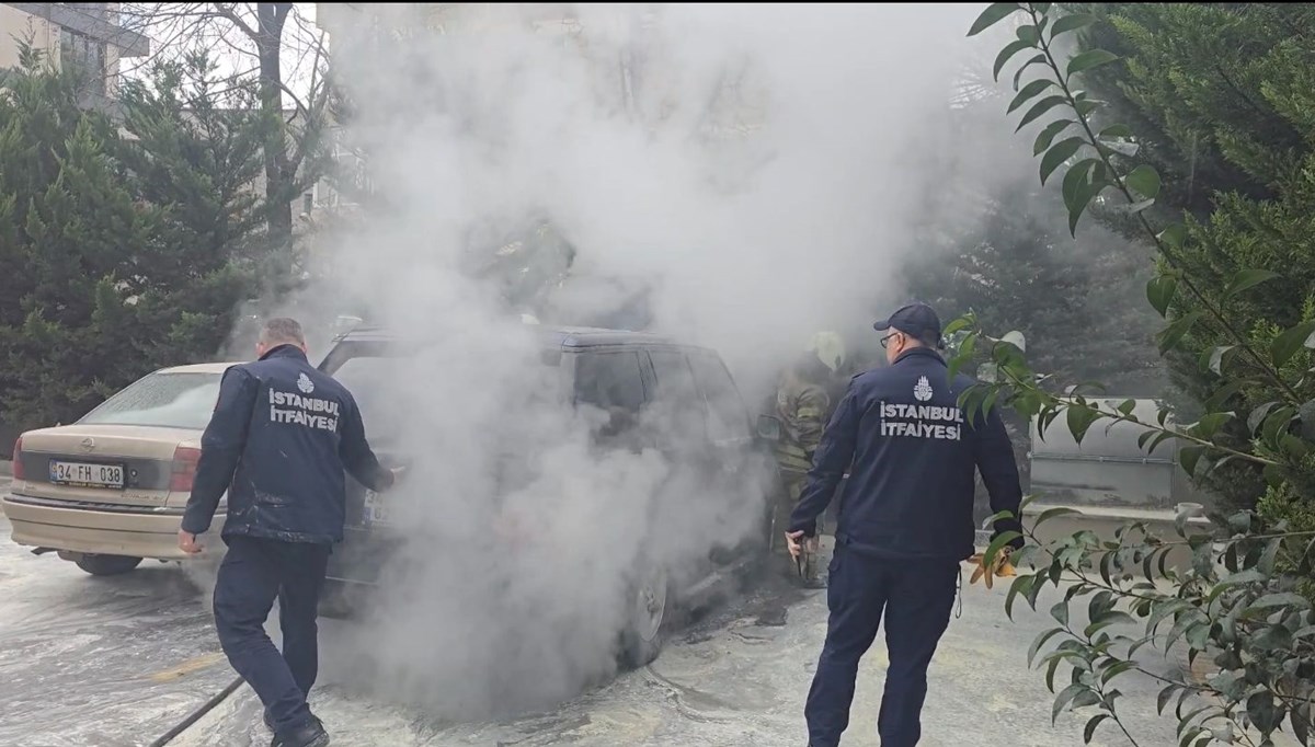 Kadıköy'de park halindeki cip yandı