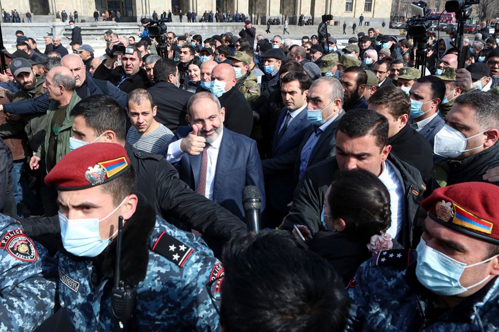 Ermenistan'da darbe girişimi: Paşinyan destekçileri ve karşıtları meydanlara çıktı - 14
