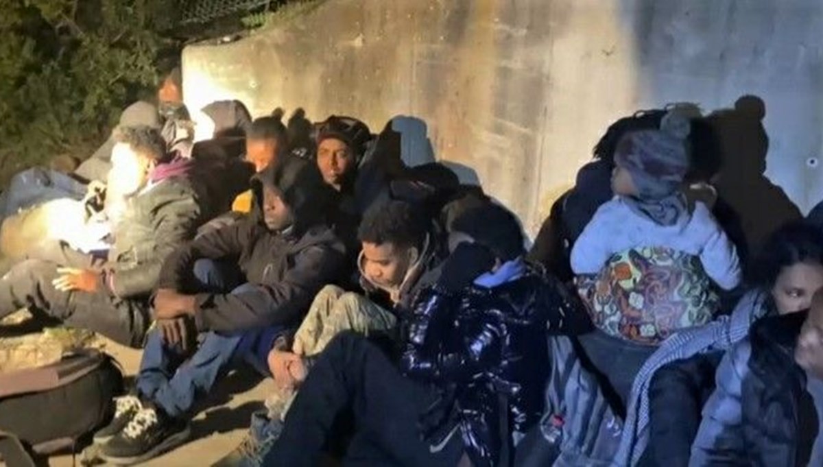 Çeşme'de 25 düzensiz göçmen yakalandı