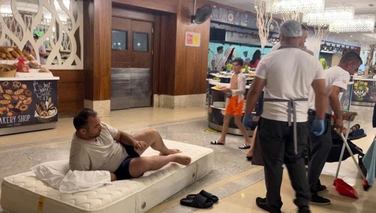 Belek’te 5 yıldızlı otelde ilginç protesto: Odasındaki klima bozuldu, yatağını restoranın ortasına taşıdı Belek’te 5 yıldızlı otelde ilginç protesto: Odasındaki klima bozuldu, yatağını restoranın ortasına taşıdı