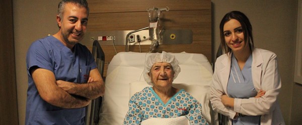 112 yaşındaki hasta kapalı ameliyatla böbrek taşından kurtuldu