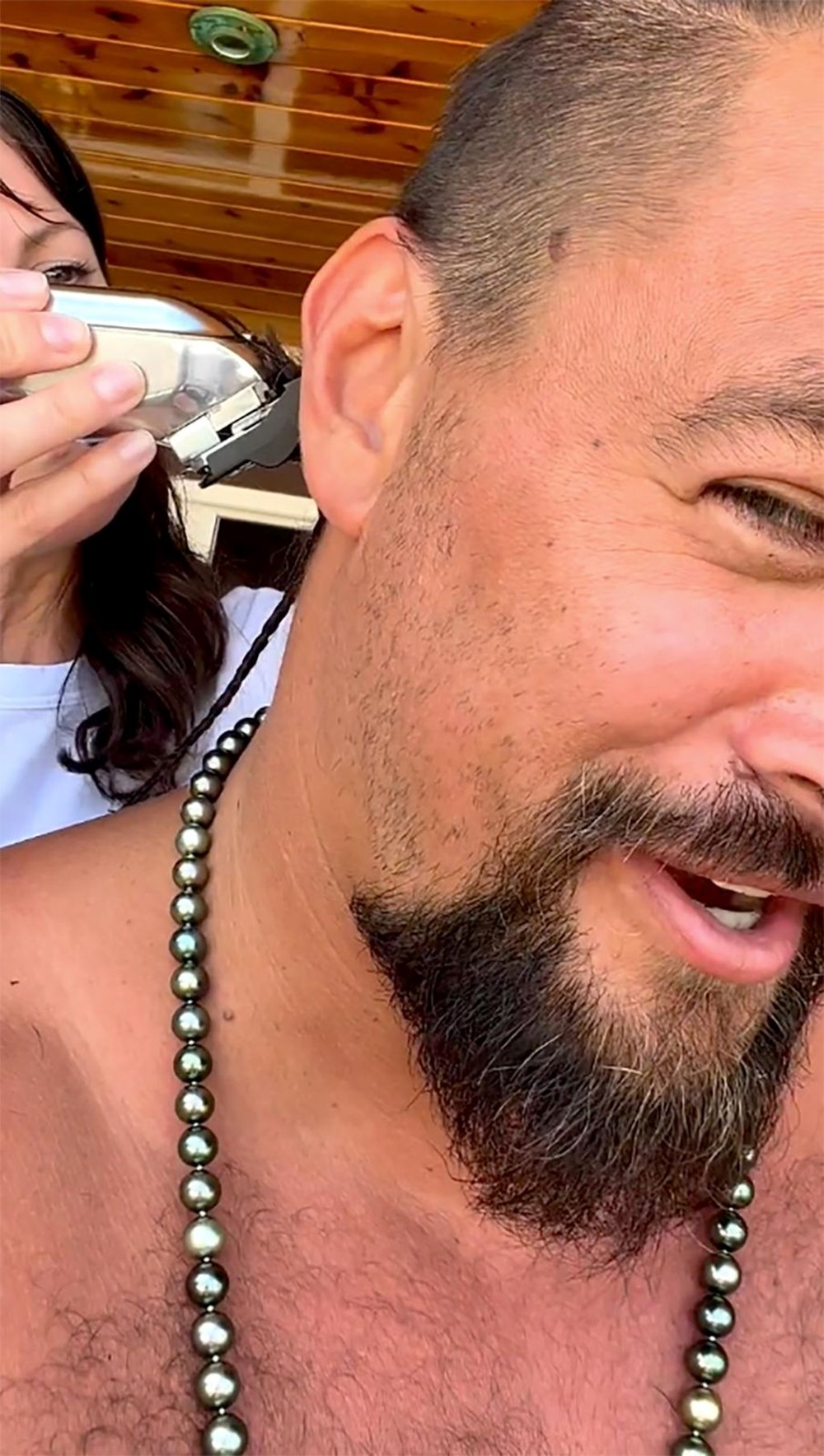 Jason Momoa meşhur saçlarını mesaj vermek için kazıttı - 3