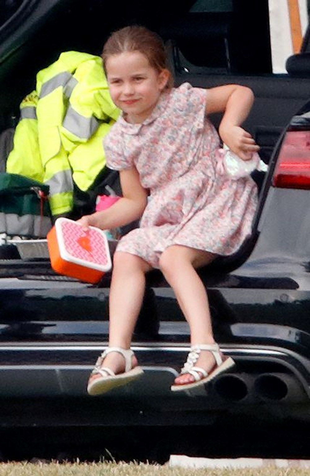 Кейт в машине с матерью. Принцесса Кейт в машине. Фото Кейт в машине. Снимок Кейт в машине с Уильямом.
