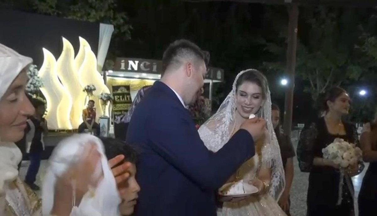 Düğünde ikram edilen pastadan ilk gelin ve damat yedi Düğünde ikram edilen pastadan ilk gelin ve damat yedi