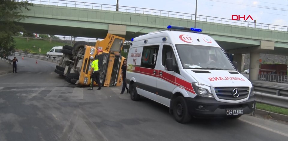 Sarıyer'de belediye otobüsü duvara çarptı (İstanbul'da sabah trafiği) - 2