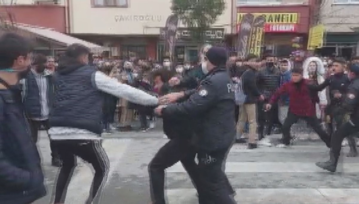 Kavga eden lise öğrencilerinin velileri birbirine girdi