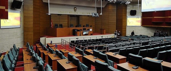 Avukattan ilginç savunma: Müvekkilim eşcinsel, polisi tehdit edebilecek durumda değil