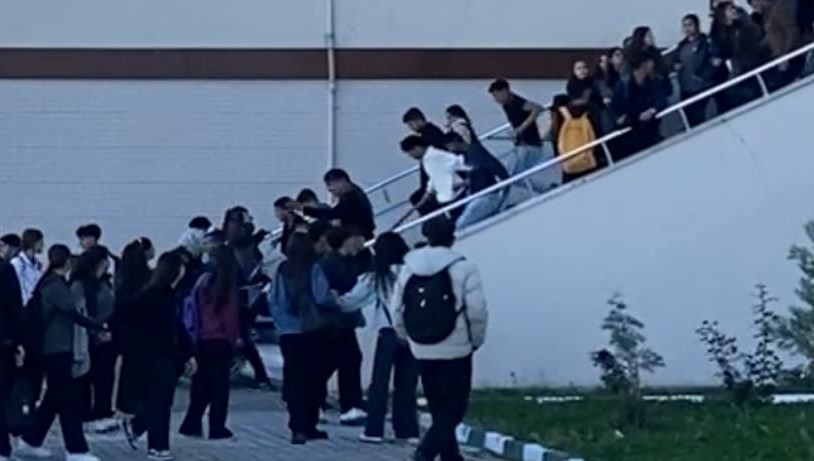 Sopalarla okul bastılar!