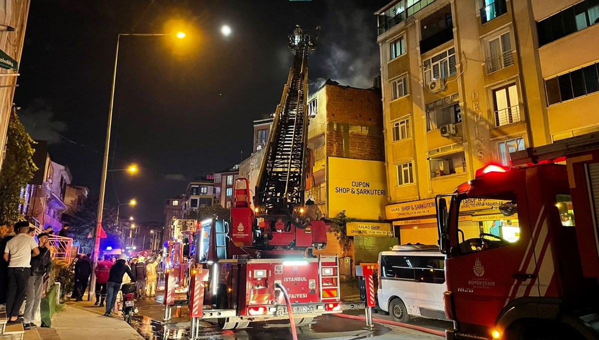 Eyüpsultan’da korkutan yangın: Apartmanın çatısı alev alev yandı Eyüpsultan’da korkutan yangın: Apartmanın çatısı alev alev yandı