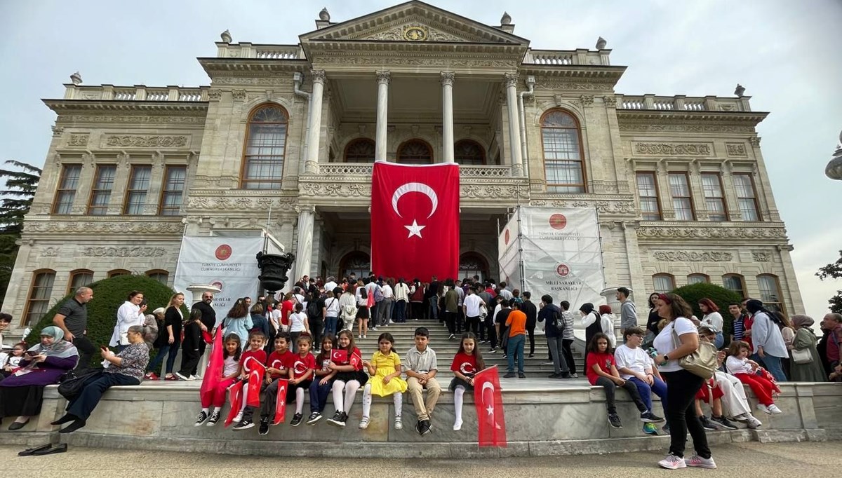 Dolmabahçe Sarayı'na Cumhuriyet'in 100. yılında ziyaretçi akını Dolmabahçe Sarayı'na Cumhuriyet'in 100. yılında ziyaretçi akını