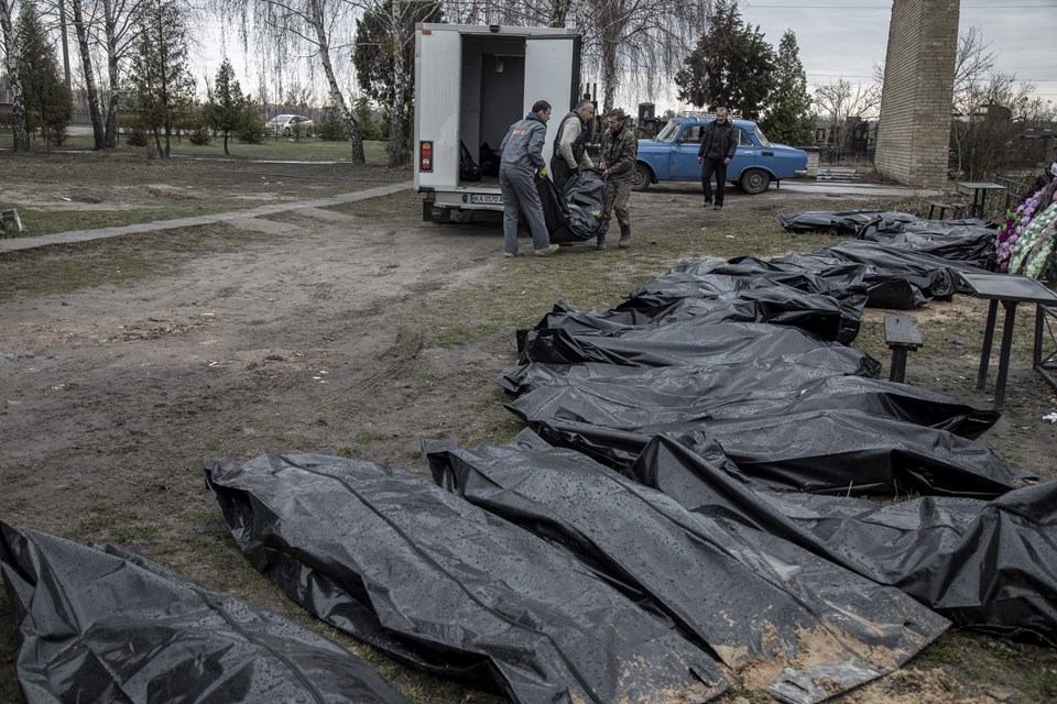 Buça şehrindeki toplu mezarlarda bulunan ve Rus askerleri tarafından öldürüldüğü iddia edilen sivillerin cesetleri kimlik tespiti ve inceleme için adli tıp kurumlarına gönderiliyor.