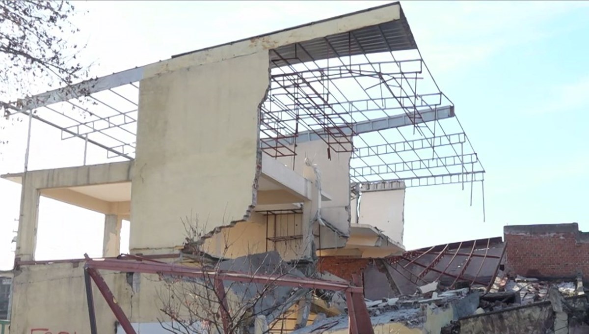 Malatya'da depremde hasar alan 6 iş yeri çöktü