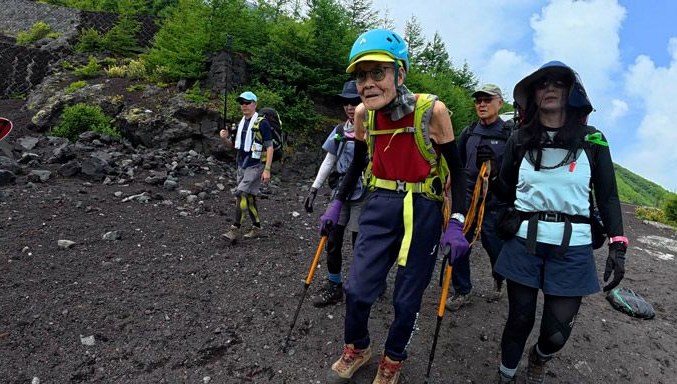 102 yaşındaki dağcı Fuji Dağı’nda rekor kırdı