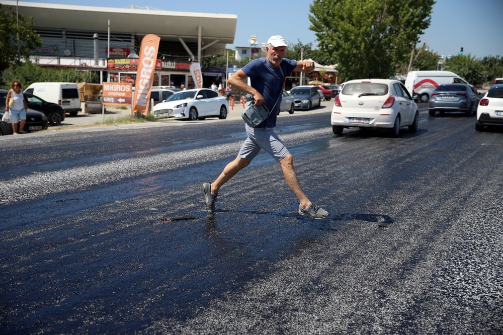 Asfalt eridi terlikler yola yapıştı - 9
