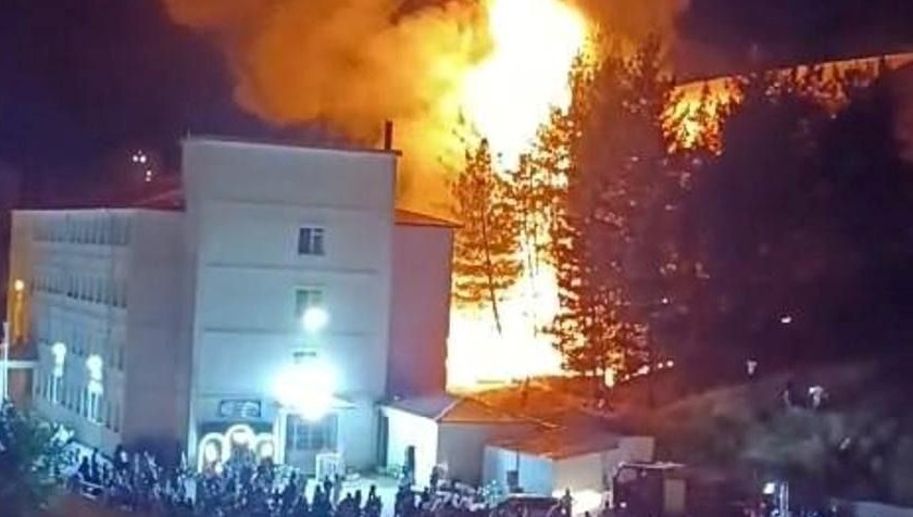 Havai fişek ağaçlık alanı yaktı