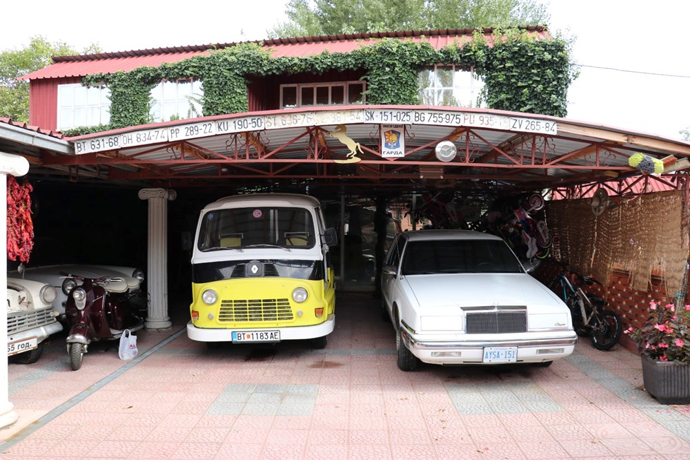 Kuzey Makedonya’daki Otomobil ve Etno Müzesi ziyaretçilerini zamanda yolculuğa çıkarıyor - 6