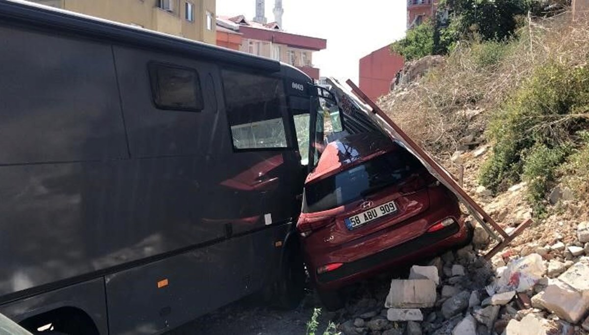 Freni boşalan karavan park halindeki otomobile çarpıp durabildi