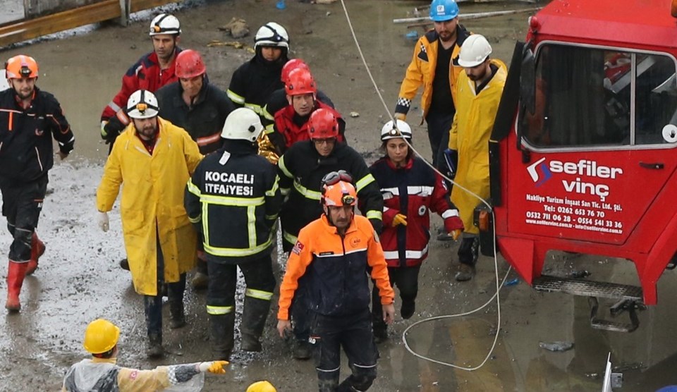 SON DAKİKA: Viyadük inşaatında beton blok düştü: 3 işçi öldü - 2
