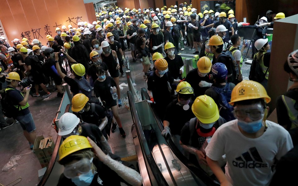 Hong Kong'da göstericiler parlamentoya girdi - 1
