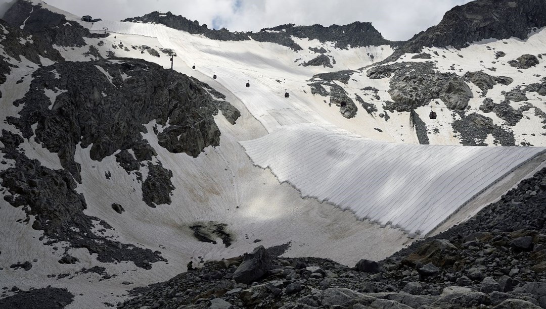 Il ghiacciaio Presena in Italia è ricoperto da una coltre in modo che non si sciolga