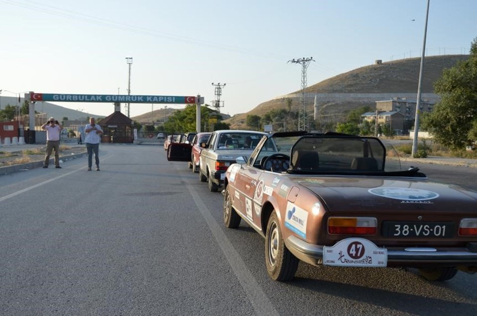 Çin yolculuğundaki klasik otomobil tutkunlarının Türkiye'deki son durağı İshakpaşa Sarayı oldu - 3
