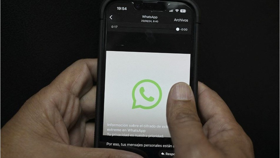 Maduro canlı yayında WhatsApp'ı sildi: "Barış istiyorsanız silin!"