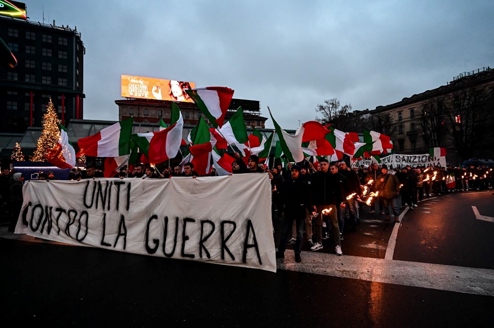 İtalya'da karşıt görüşlülerin gösterileri sırasında ortalık karıştı - 9