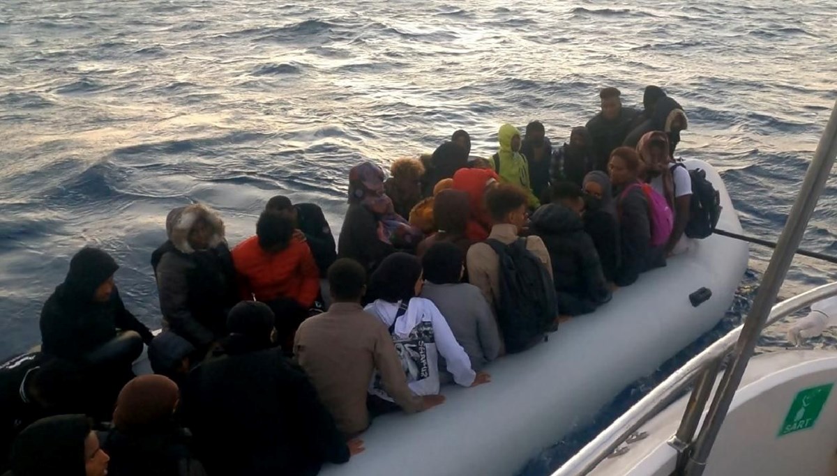 Ayvalık sahilinde 36 düzensiz göçmen yakalandı Ayvalık sahilinde 36 düzensiz göçmen yakalandı