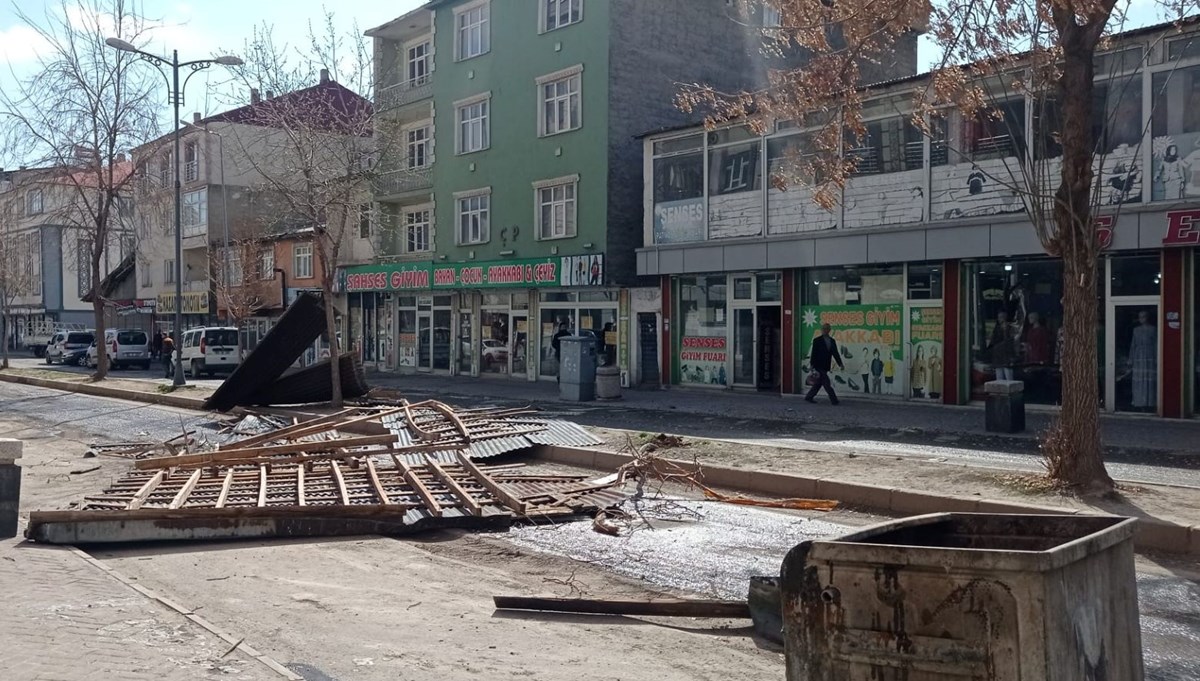 Fırtınada devrilen ağaç 7 öğrenciyi yaraladı Fırtınada devrilen ağaç 7 öğrenciyi yaraladı