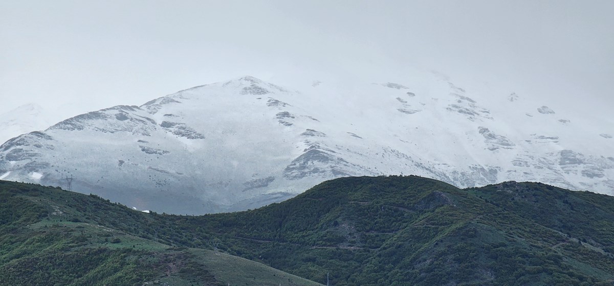 Bitlis’in Tatvan ilçesinde son bir haftadır aralıksız süren yağmur, bu sabah yerini kar yağışına bıraktı.