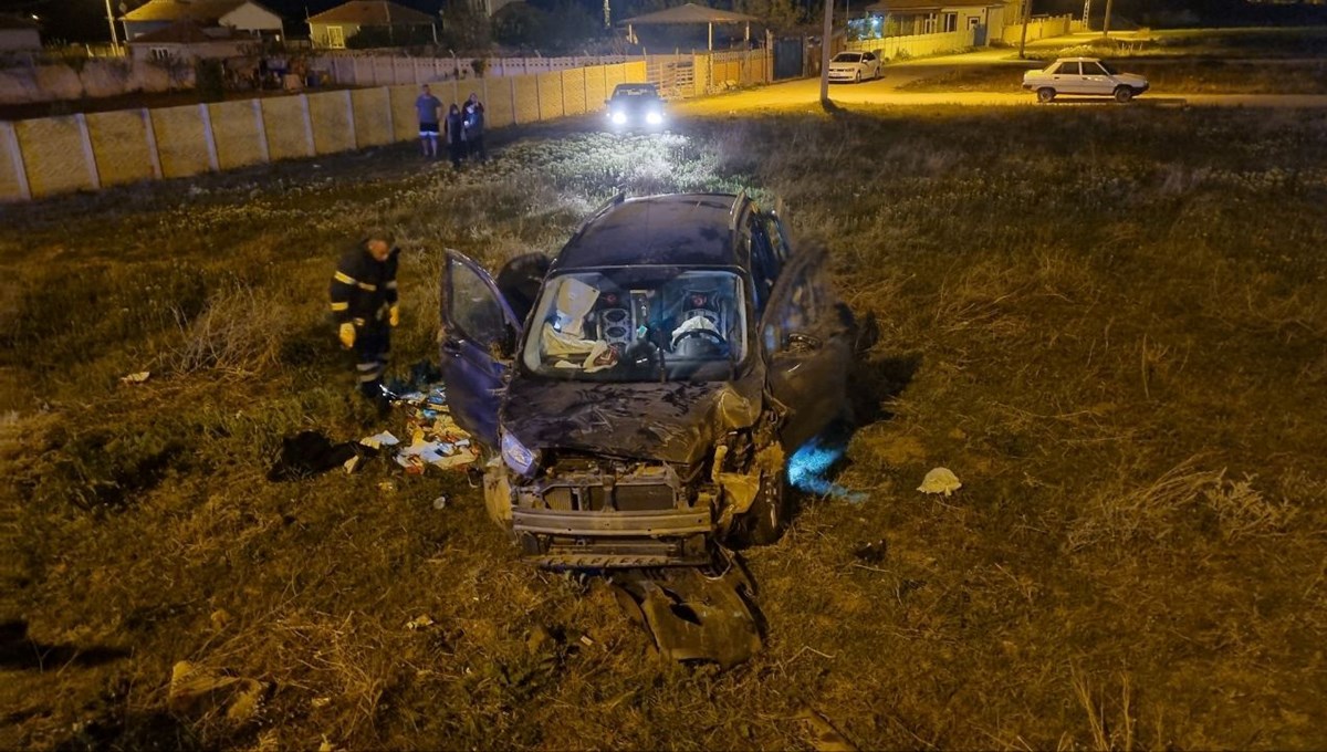 Otomobil ile hafif ticari araç çarpıştı: 1 çocuk öldü, 4 kişi yaralandı Otomobil ile hafif ticari araç çarpıştı: 1 çocuk öldü, 4 kişi yaralandı