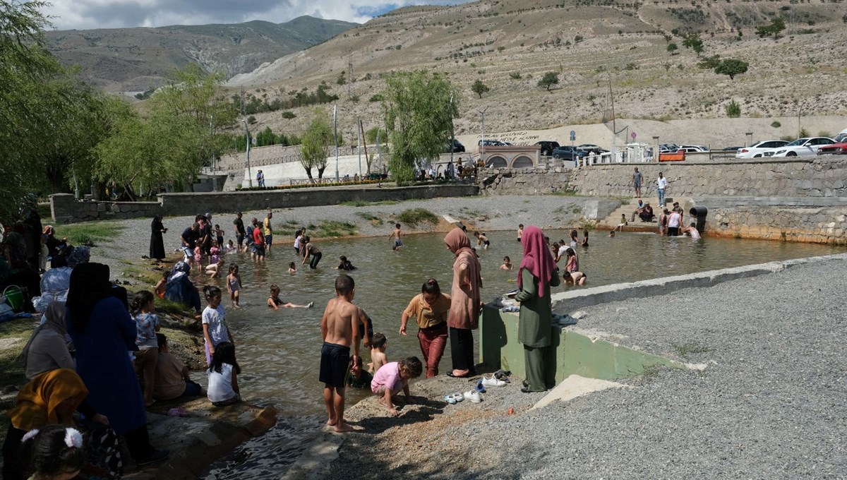 Sıcaktan bunalan çocuklar havuzda serinledi