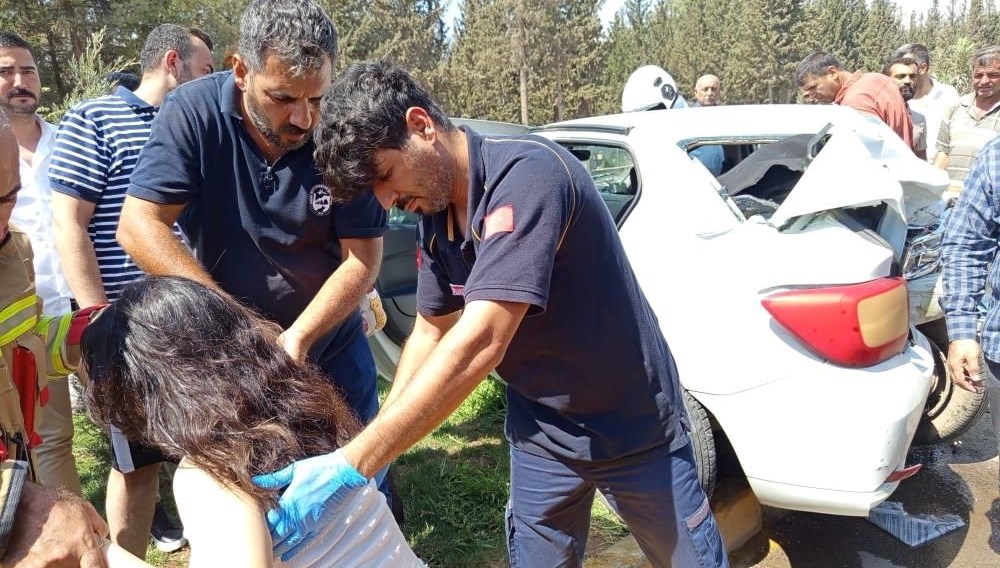 Dört araç birbirine girdi: Altı yaralı