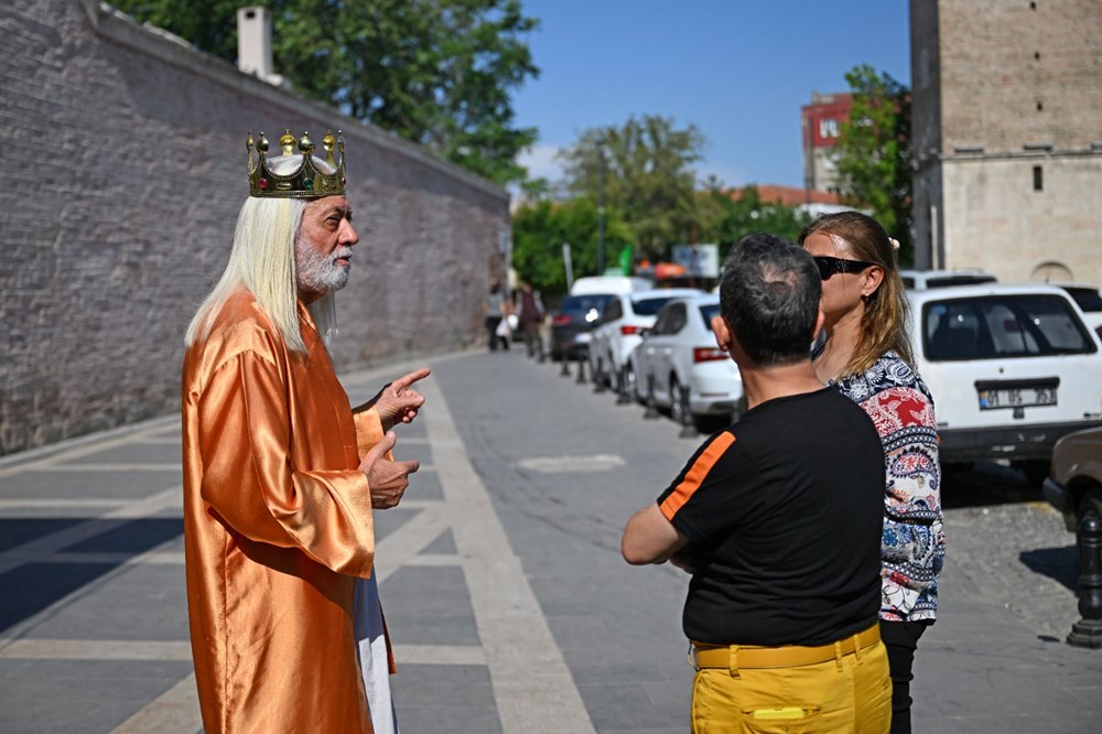 "Adana Kralı" sokaklarda gönüllü olarak şehri tanıtıyor - 2