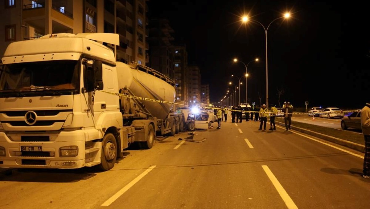 TIR'a arkadan çarpan otomobil kağıt gibi parçalandı: 1 ölü, 4 yaralı