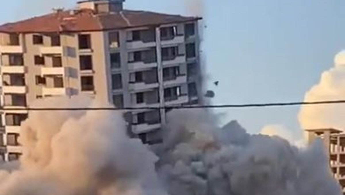 Hatay'da 15 katlı hasarlı bina dinamitle yıkıldı Hatay'da 15 katlı hasarlı bina dinamitle yıkıldı