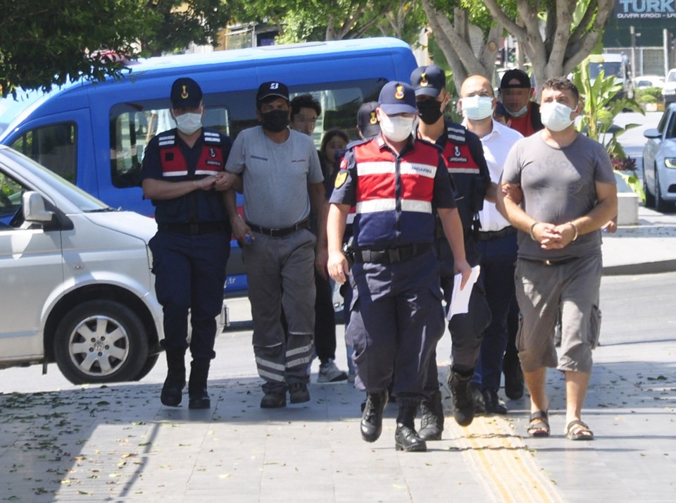 Kamyondan fırlayan tekerlek çocuğunu bekleyen anneyi öldürdü - 1