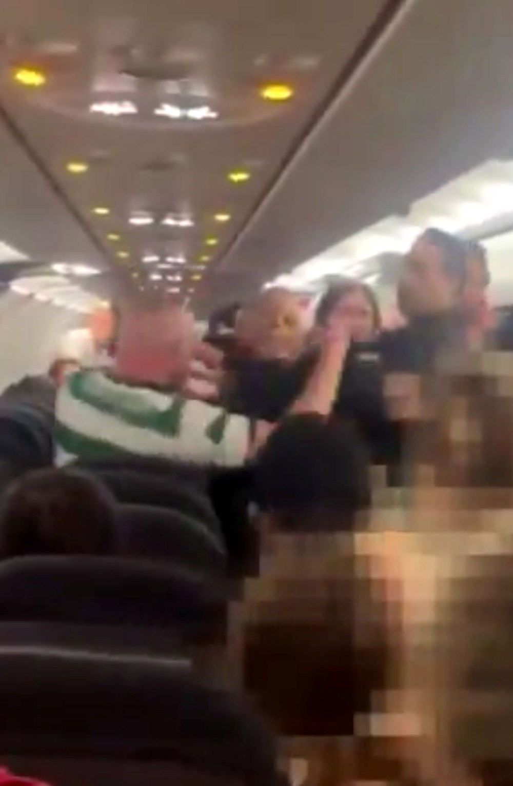 Antalya
uçağında olay: İskoç yolcu polise saldırdı - 2