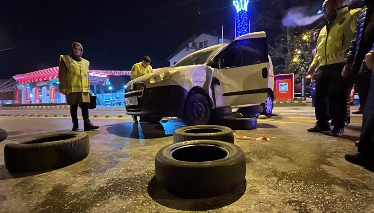 Yeni yılın ilk dakikalarında feci kaza: Aracın altında kaldı, vatandaşlar kurtardı