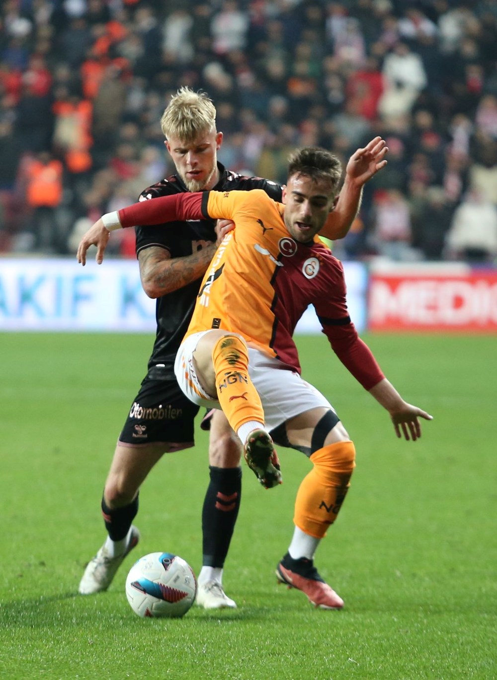 Gerçek ortaya çıktı: Yunus Akgün acılar içinde oynuyor - 1