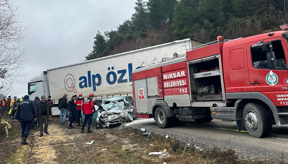 Otomobil ile TIR çarpıştı: 2 ölü, 1 yaralı