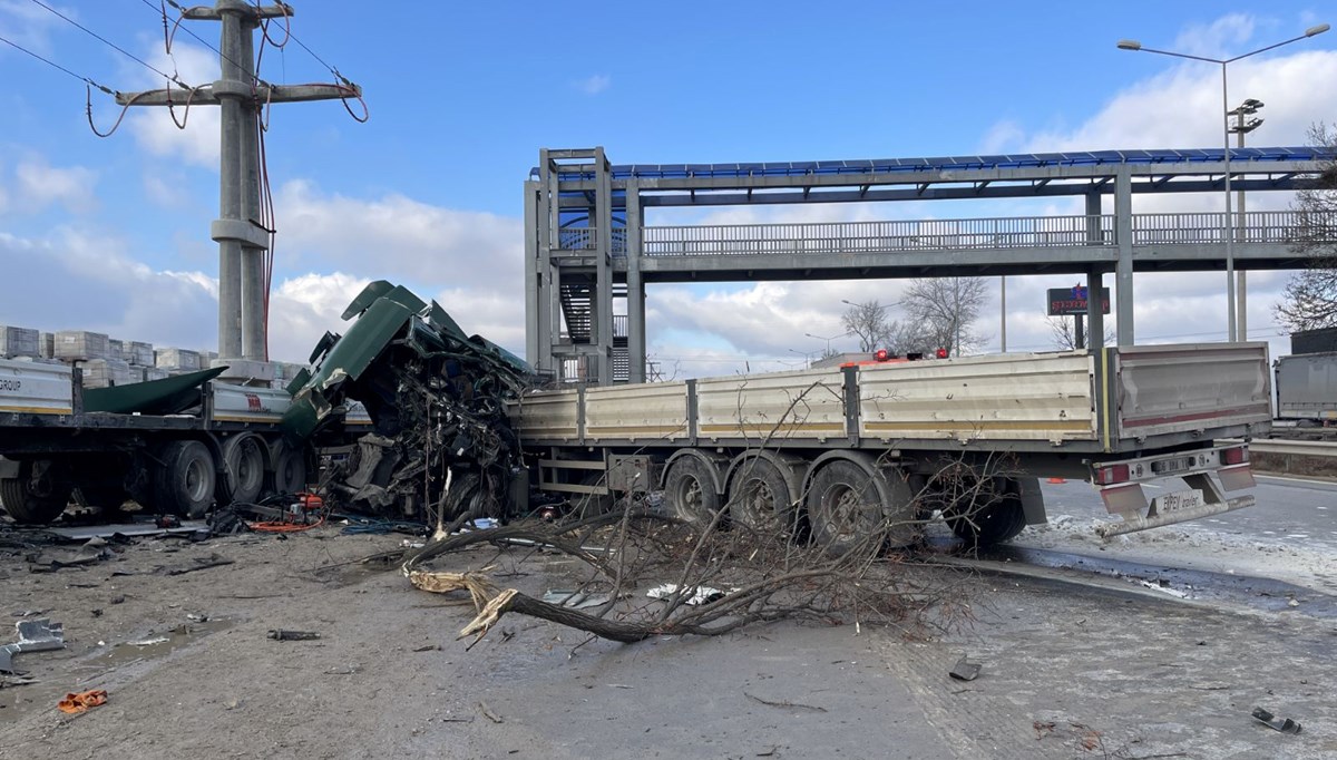 Eskişehir'de TIR'lar çarpıştı; 1 ölü, 1 yaralı