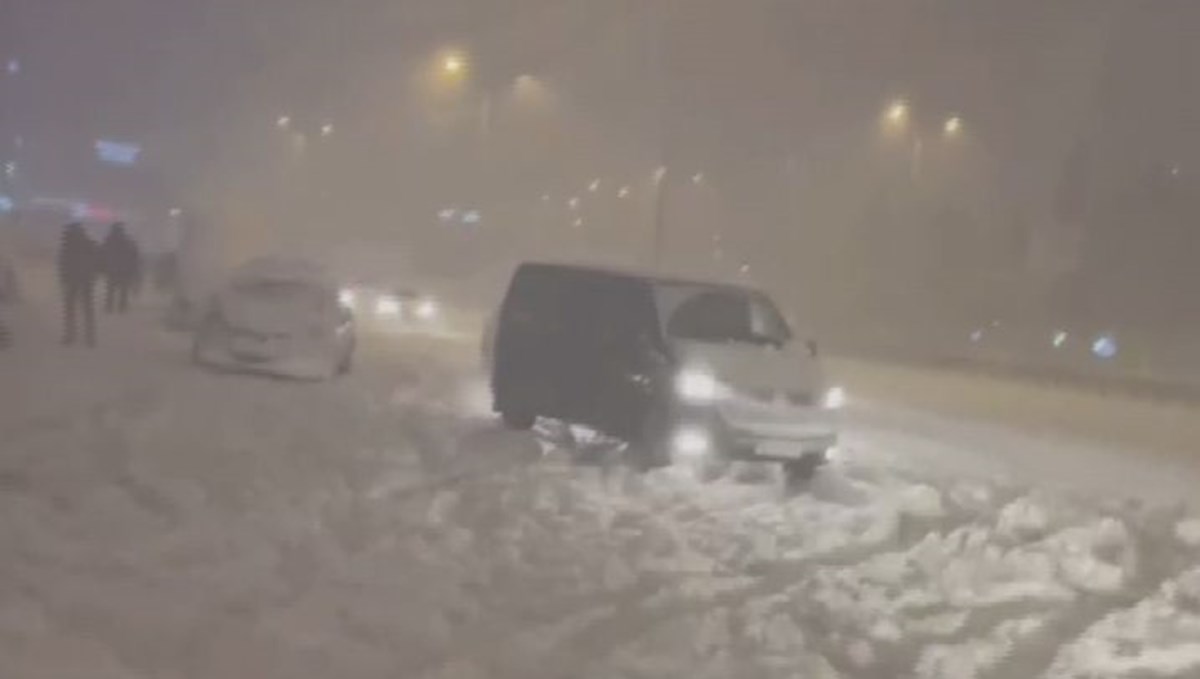 İstanbul kara teslim: E-5'te 25 santimetre kar