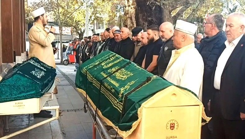 Babasının cenazesine giderken öldü