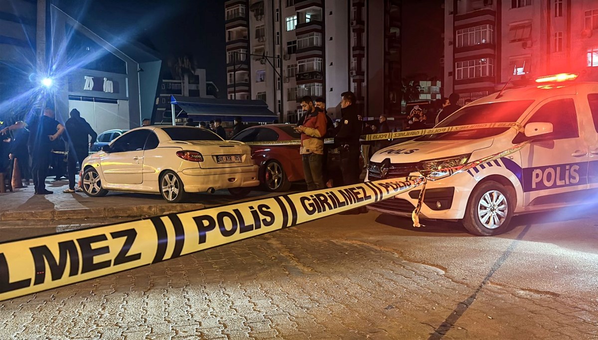 Adana'da iki kişi arasında silahlı kavga: İş yerinden çıkan kadın yaralandı Adana'da iki kişi arasında silahlı kavga: İş yerinden çıkan kadın yaralandı