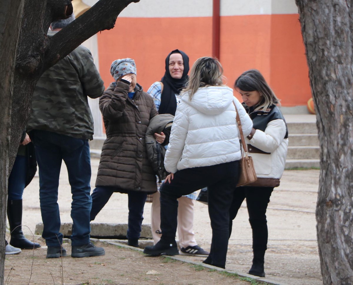 Okulda korkutan olay: Demir korkuluklar koptu, 2 öğrenci kanala uçtu